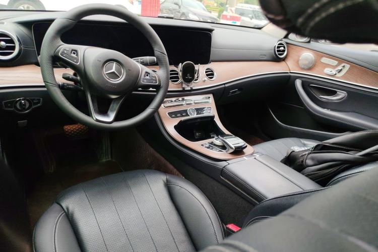 Used Mercedes-Benz E-Class 2018 E 300 L Luxury Model Center Console