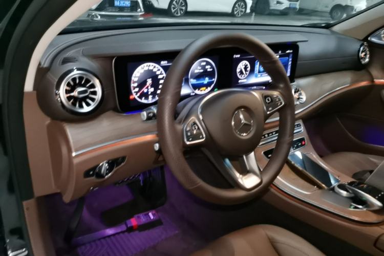 Used Mercedes-Benz E-Class 2018 E 300 L Luxury Model Center Console