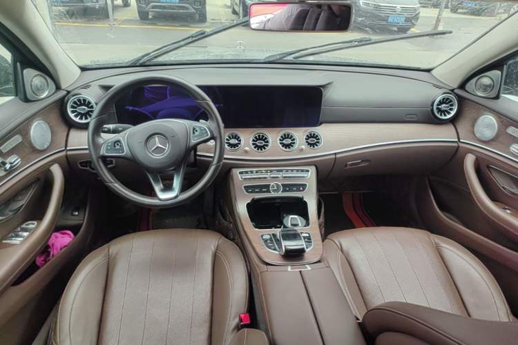 Used Mercedes-Benz E-Class 2018 Facelifted E 300 L Stylish Version Center Console