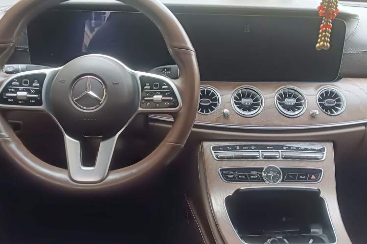 Used Mercedes-Benz E-Class 2018 Facelift E 200 L 4MATIC Center Console