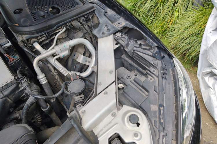 Used Mercedes-Benz E-Class 2018 E 200 L Engine Bay Left