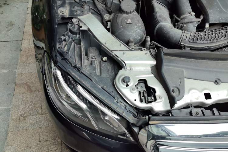 Used Mercedes-Benz E-Class 2018 Facelift E 200 L Engine Bay Right
