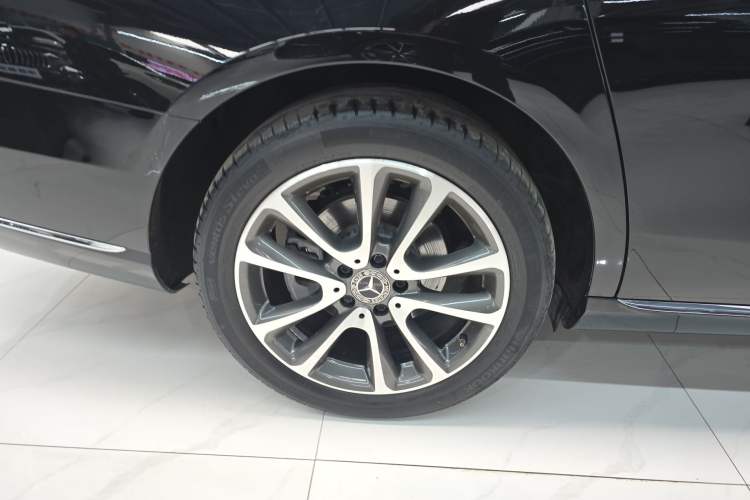 Used Mercedes-Benz E-Class 2018 Facelift E 300 L Luxury Edition Exterior 5