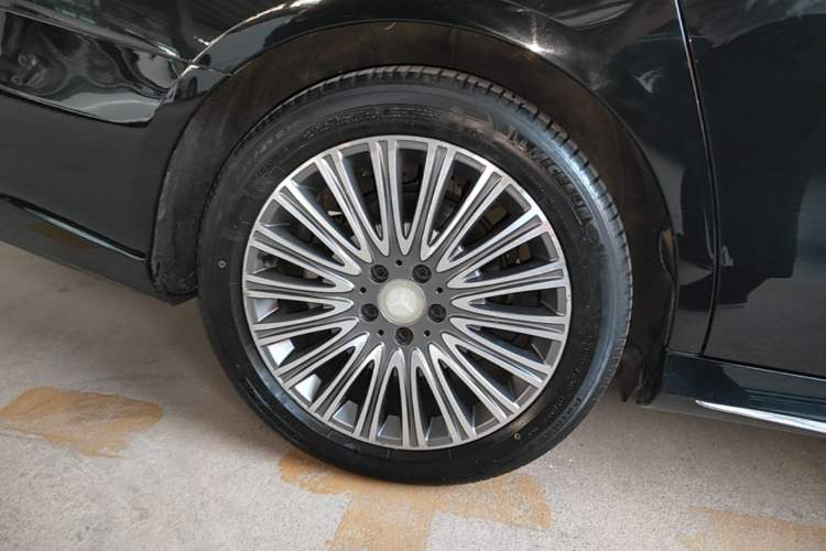 Used Mercedes-Benz E-Class 2018 Restyled E 300 L Sport Luxury Edition Exterior 5