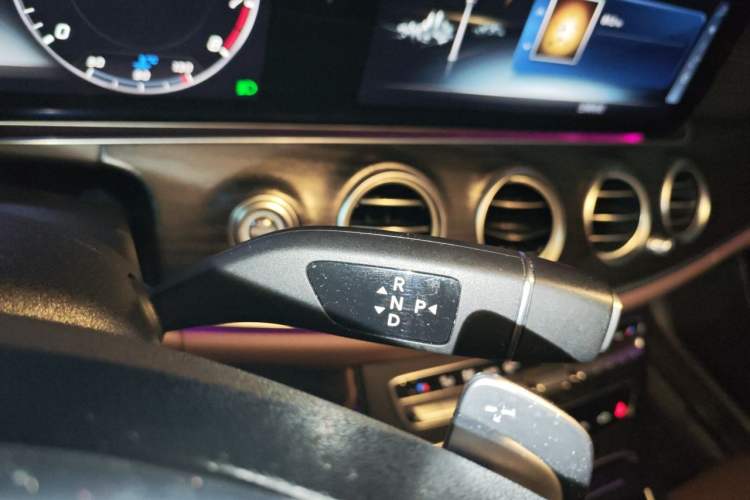 Used Mercedes-Benz E-Class 2018 Restyled E 300 L Sporty and Stylish Edition Gear Lever