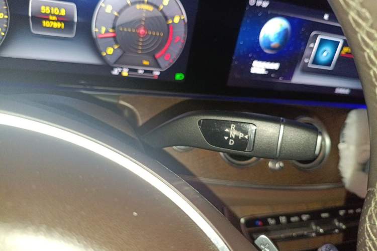 Used Mercedes-Benz E-Class 2018 Facelifted E 300 L Stylish Version Gear Lever