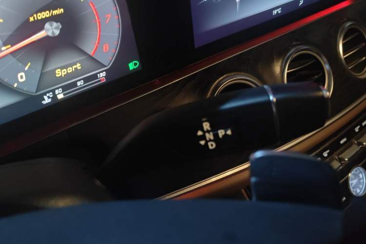Used Mercedes-Benz E-Class 2018 E 300 L Sport Luxury Edition Gear Lever
