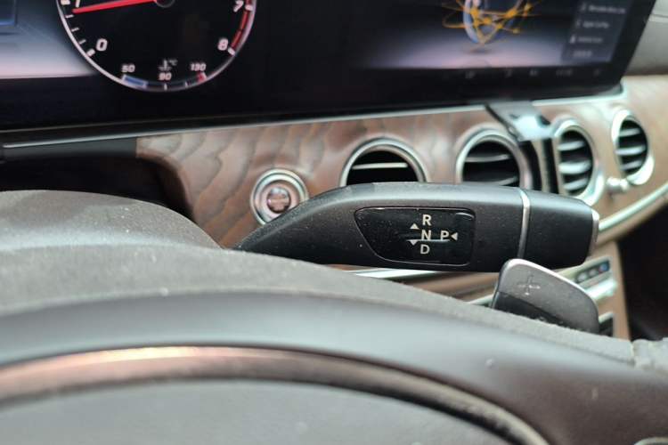 Used Mercedes-Benz E-Class 2018 Facelift E 300 L Luxury Edition Gear Lever