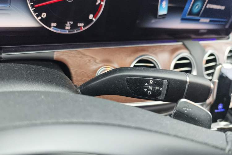 Used Mercedes-Benz E-Class 2018 E 320 L 4MATIC Gear Lever