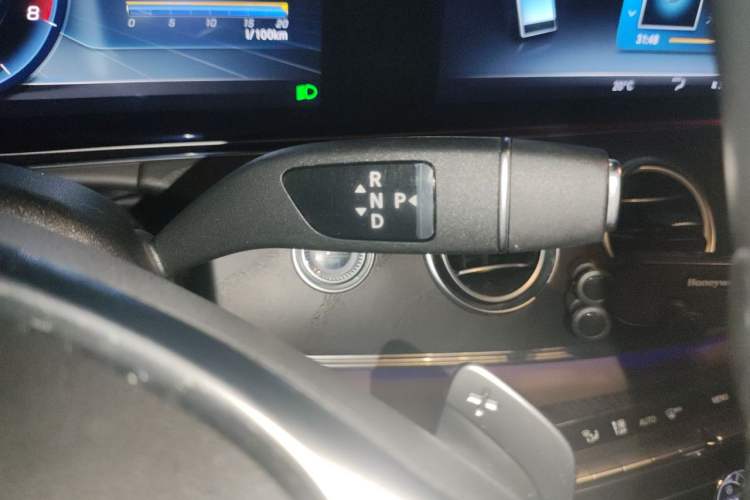 Used Mercedes-Benz E-Class 2018 Restyled E 300 L Sporty and Stylish Edition Gear Lever