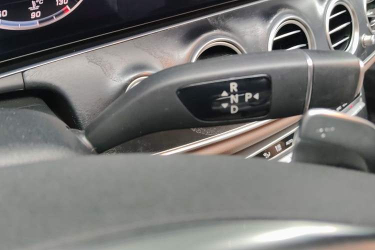 Used Mercedes-Benz E-Class 2018 Restyled E 300 L Sporty and Stylish Edition Gear Lever
