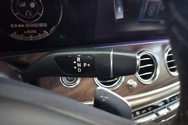 Used Mercedes-Benz E-Class 2018 Facelift E 200 L 4MATIC Gear Lever