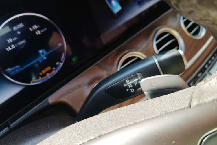 Used Mercedes-Benz E-Class 2018 Facelift E 300 L Luxury Edition Gear Lever