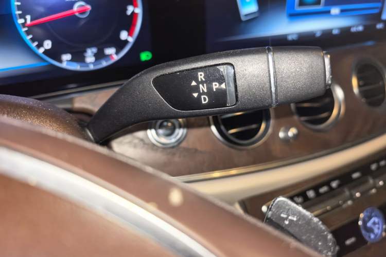 Used Mercedes-Benz E-Class 2018 Facelifted E 300 L Stylish Version Gear Lever