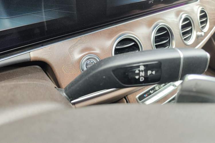 Used Mercedes-Benz E-Class 2018 Facelift E 200 L 4MATIC Gear Lever