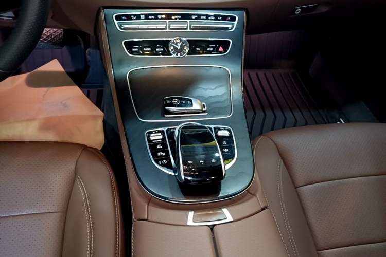 Used Mercedes-Benz E-Class 2018 Restyled E 300 L Sport Luxury Edition Gear Lever