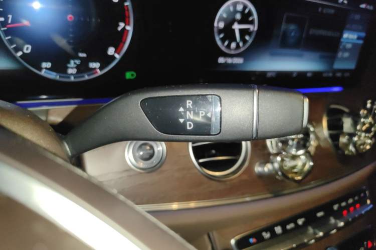 Used Mercedes-Benz E-Class 2018 Facelift E 300 L Luxury Edition Gear Lever