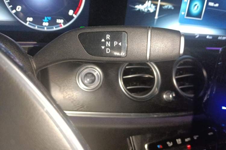 Used Mercedes-Benz E-Class 2018 Restyled E 300 L Sport Luxury Edition Gear Lever
