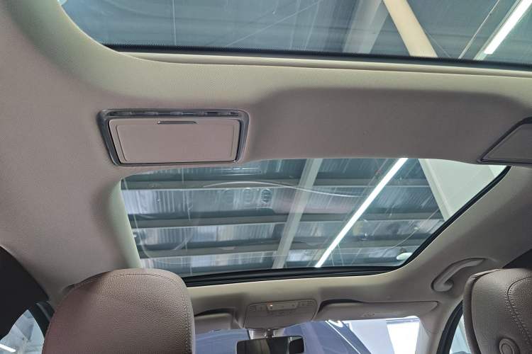 Used Mercedes-Benz E-Class 2018 Facelift E 300 L Luxury Edition Headliner