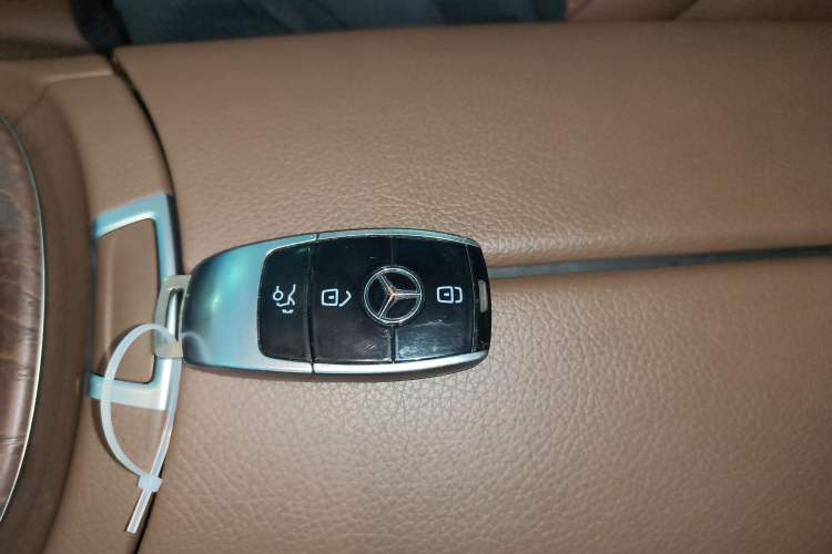 Used Mercedes-Benz E-Class 2018 Facelift E 300 L Luxury Edition Interior 1