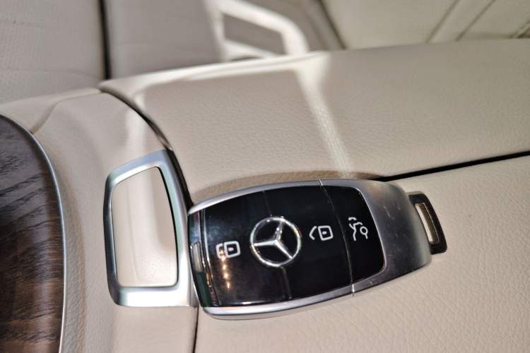 Used Mercedes-Benz E-Class 2018 E 200 L Interior 1