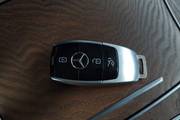 Used Mercedes-Benz E-Class 2018 Facelift E 300 L Luxury Edition Interior 1