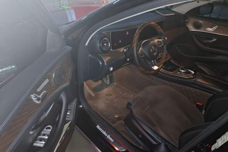 Used Mercedes-Benz E-Class 2018 Facelift E 200 L Interior 3
