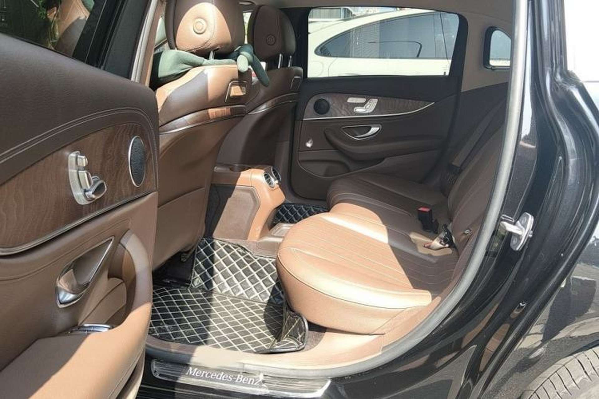 Used Mercedes-Benz E-Class 2018 E 300 L Luxury Model Interior 4