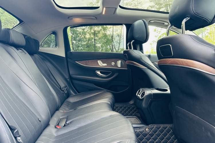 Used Mercedes-Benz E-Class 2018 Facelift E 300 L Luxury Edition Interior 4