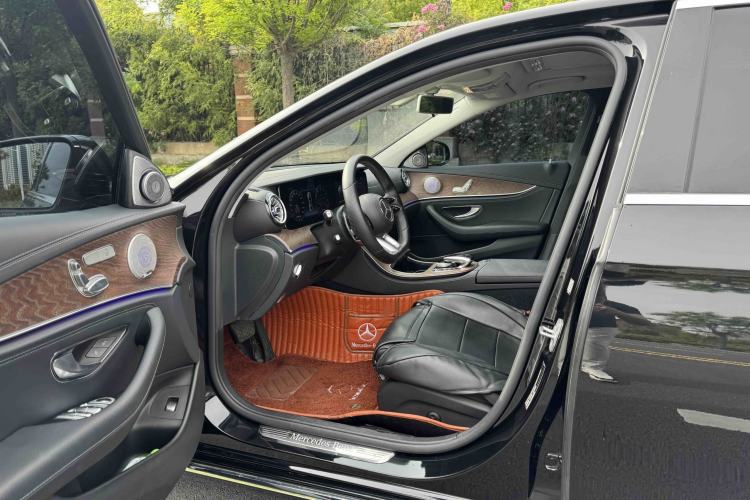 Used Mercedes-Benz E-Class 2018 E 200 L Interior 4