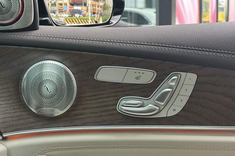Used Mercedes-Benz E-Class 2018 Facelifted E 300 L Stylish Version Interior 4