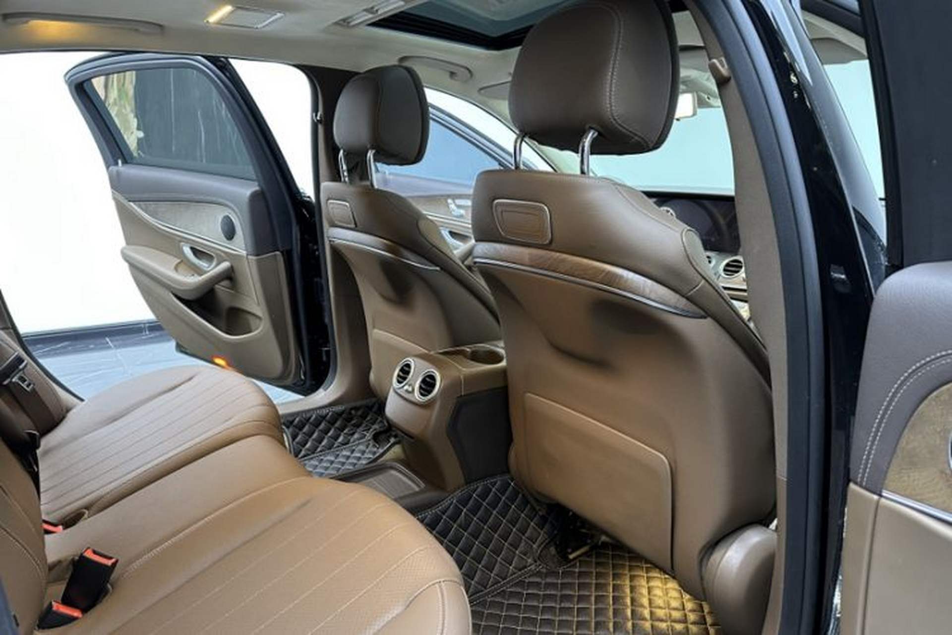 Used Mercedes-Benz E-Class 2018 Facelift E 200 L Interior 8