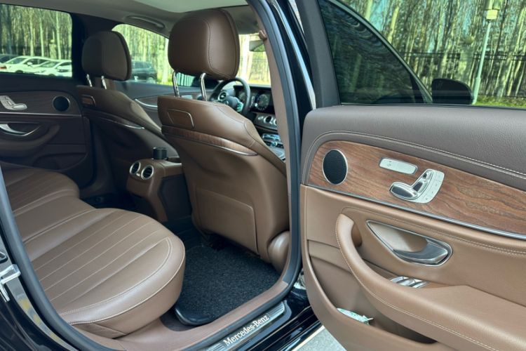 Used Mercedes-Benz E-Class 2018 Facelift E 300 L Luxury Edition Interior 9