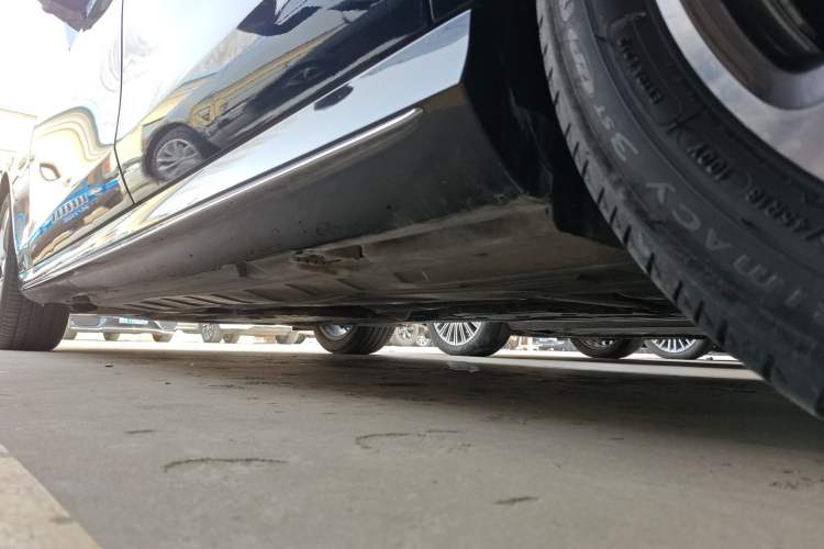 Used Mercedes-Benz E-Class 2018 E 300 L Sport Luxury Edition Left Side Sill