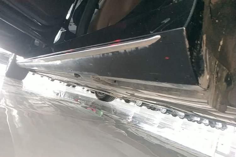 Used Mercedes-Benz E-Class 2018 E 300 L Sport Luxury Edition Left Side Sill