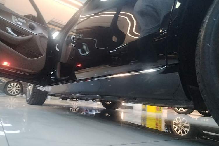 Used Mercedes-Benz E-Class 2018 E 300 L Luxury Model Left Side Sill