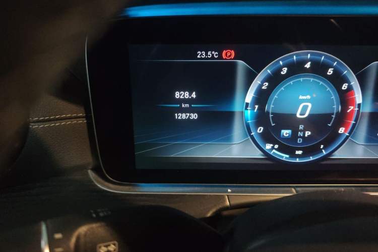 Used Mercedes-Benz E-Class 2018 Facelift E 200 L Sport Edition Odometer Close Up