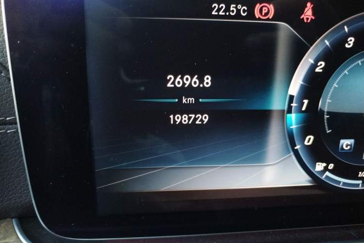 Used Mercedes-Benz E-Class 2018 Facelifted E 300 L Stylish Version Odometer Close Up