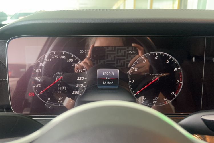 Used Mercedes-Benz E-Class 2018 E 200 L Sport 4MATIC Odometer Close Up