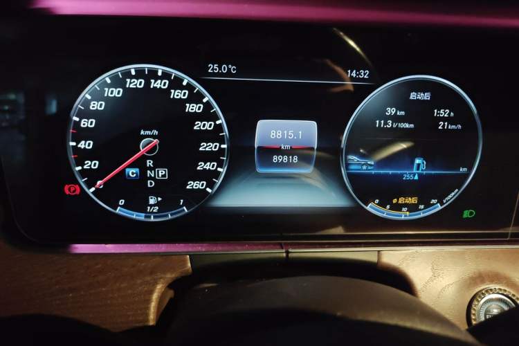 Used Mercedes-Benz E-Class 2018 E 200 L Odometer Close Up