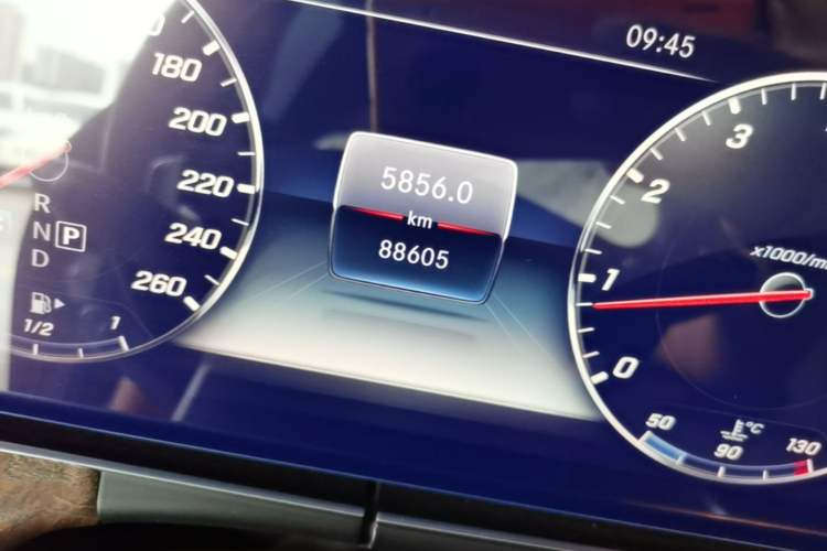 Used Mercedes-Benz E-Class 2018 Facelift E 200 L Odometer Close Up