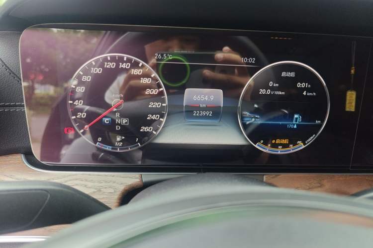 Used Mercedes-Benz E-Class 2018 E 200 L Odometer Close Up