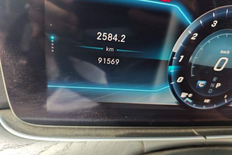Used Mercedes-Benz E-Class 2018 E 200 L Sport Edition Odometer Close Up
