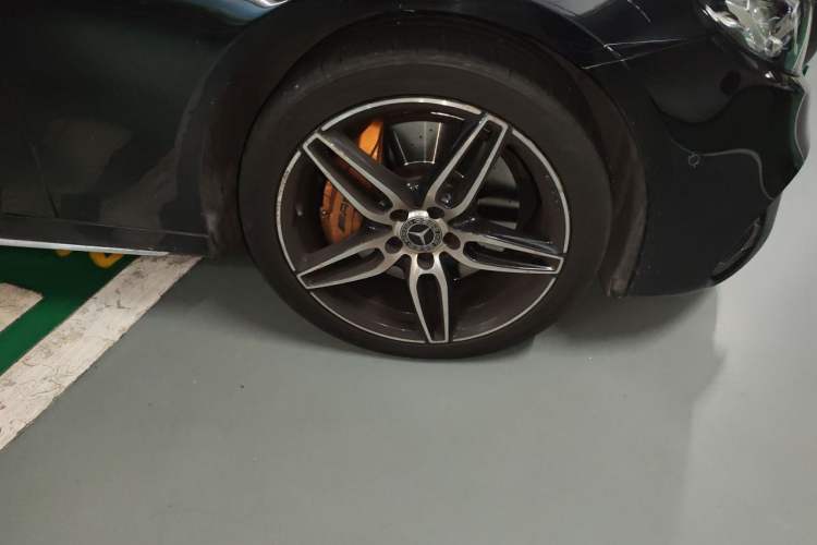 Used Mercedes-Benz E-Class 2018 E 300 L Sport Luxury Edition Right Front Wheel Hub