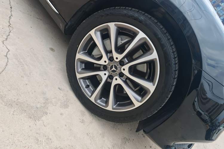 Used Mercedes-Benz E-Class 2018 Facelifted E 300 L Stylish Version Right Front Wheel Hub