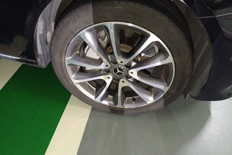Used Mercedes-Benz E-Class 2018 Facelifted E 300 L Stylish Version Right Front Wheel Hub