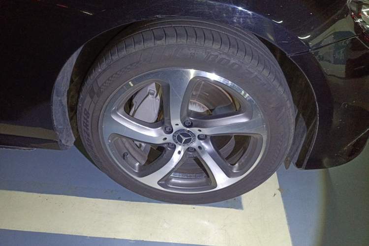 Used Mercedes-Benz E-Class 2018 Restyled E 300 L Sporty and Stylish Edition Right Front Wheel Hub