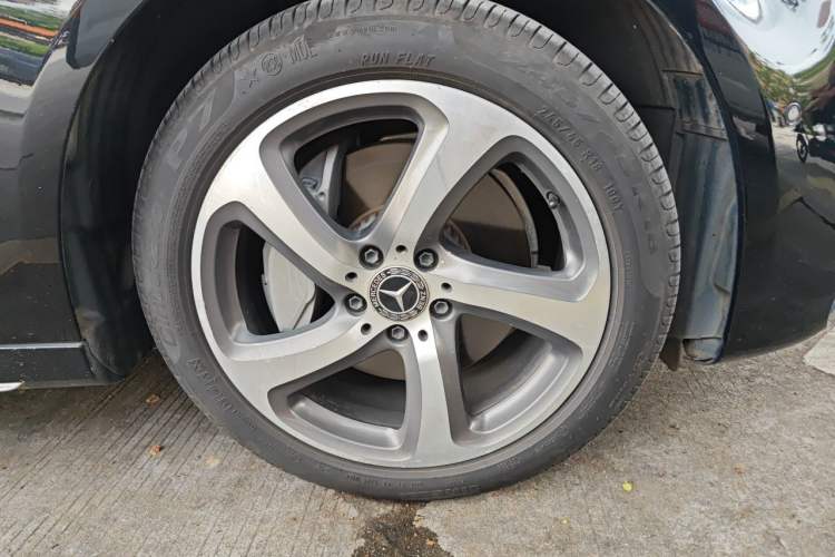 Used Mercedes-Benz E-Class 2018 Restyled E 300 L Sporty and Stylish Edition Right Front Wheel Hub
