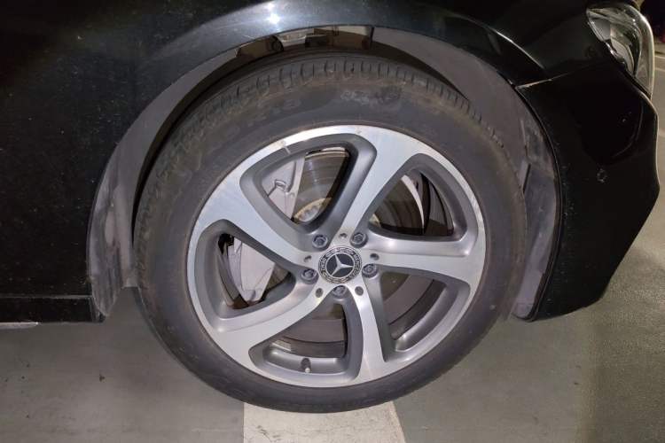 Used Mercedes-Benz E-Class 2018 Restyled E 300 L Sport Luxury Edition Right Front Wheel Hub