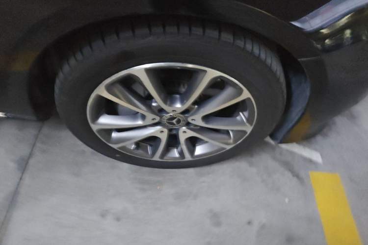 Used Mercedes-Benz E-Class 2018 Facelifted E 300 L Stylish Version Right Front Wheel Hub